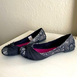 Black and White Lace Design Ballet Flats